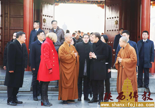 监院道宏法师向马克龙介绍寺院历史传承