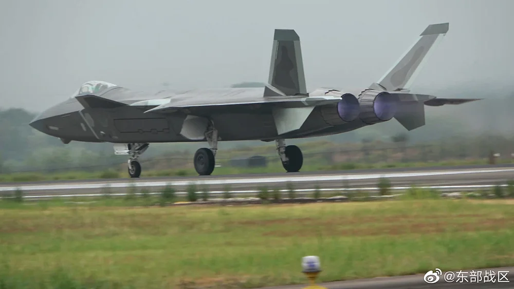 殲-20戰(zhàn)機亮相人民解放軍東部戰(zhàn)區(qū)在臺島周邊舉行的實戰(zhàn)化聯(lián)合演訓(xùn)。@東部戰(zhàn)區(qū) 微博圖