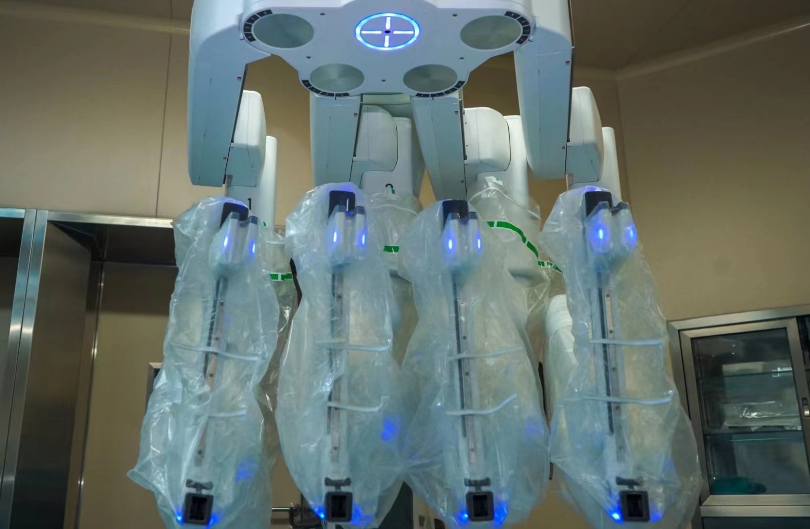 第四代手术机器人XI“入职”上海长征医院，首秀成功完成高难度泌尿外科手术