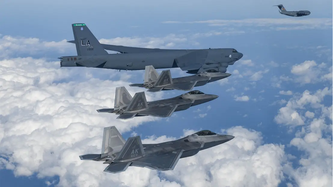 12月20日，在朝鲜半岛附近空域，美国空军B-52H战略轰炸机、F-22“猛禽”战斗机、C-17运输机正在编队飞行。 图自韩媒