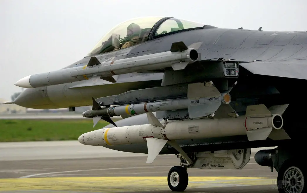 F-16攜帶AGM-88反輻射導(dǎo)彈出擊執(zhí)行反雷達(dá)任務(wù)，目前美國空軍主要由F-16承擔(dān)“野鼬鼠”任務(wù)。