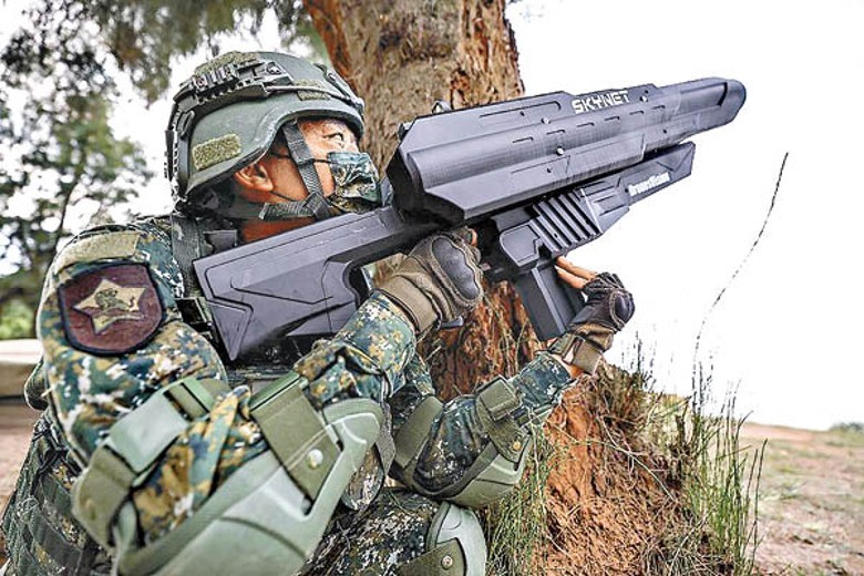 (资料图)台军“官渡地区指挥部”士兵正在使用无人机干扰枪
