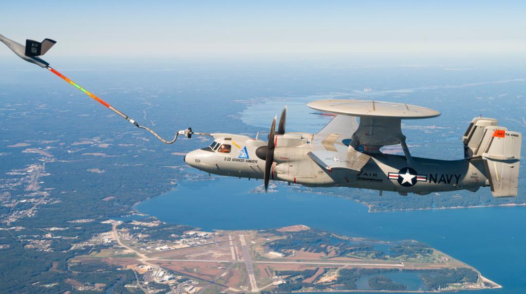 美国空军KC-135的硬管探杆可以通过加装“转接头”的方式为海军飞机加油，但此时也失去了对其他空军飞机的加油能力