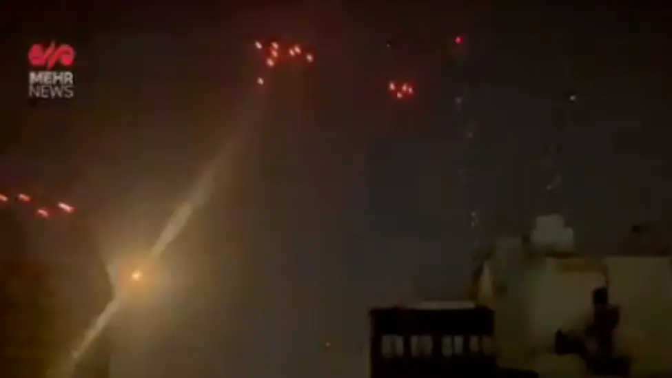 同样关注到相关画面的美国有线电视新闻网（CNN）称，视频中爆炸声不断，天空中闪光清晰可见。