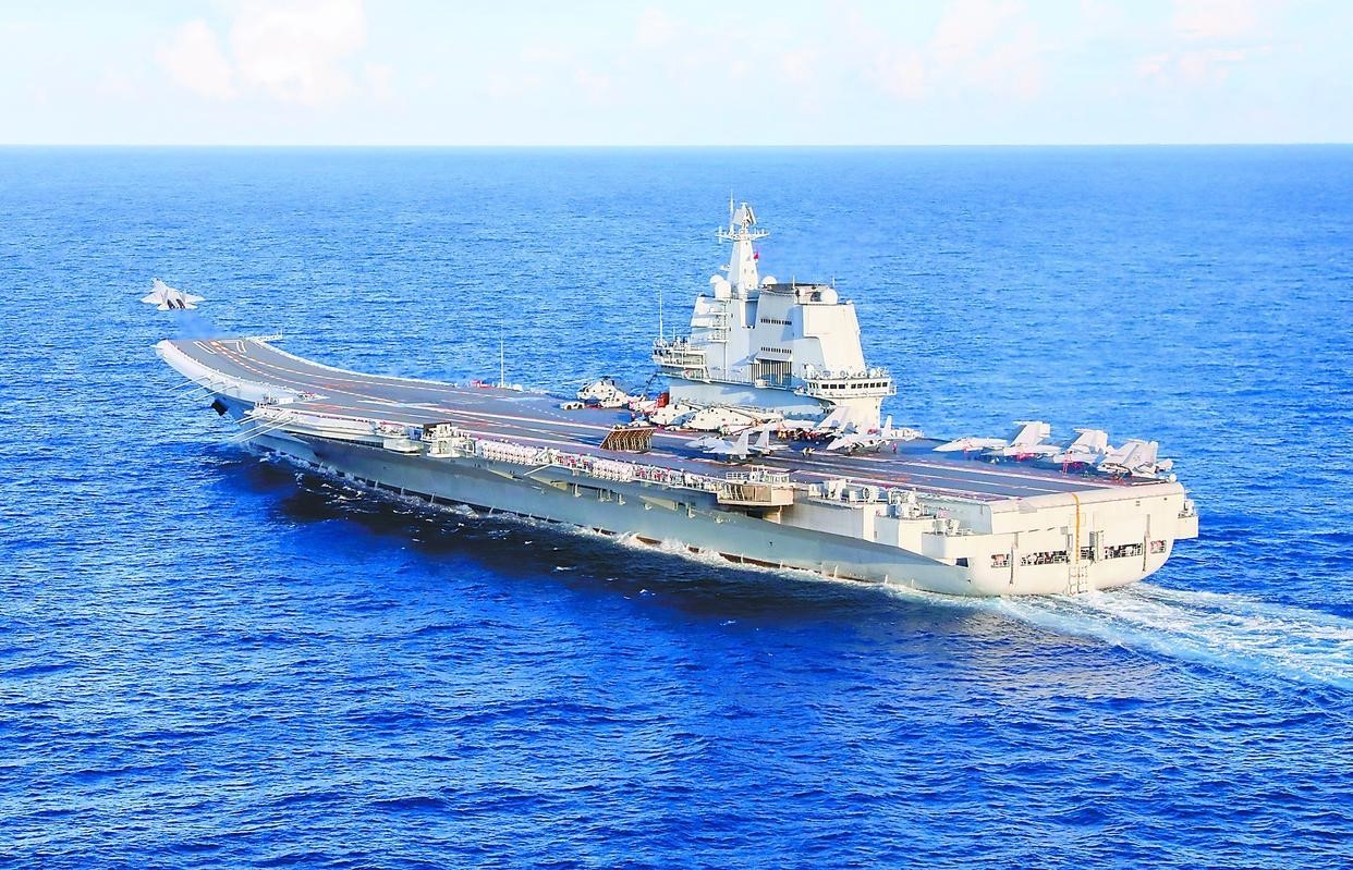 6月上旬,中国海军辽宁舰、山东舰航母编队赴西太平洋等海域开展训练,检验部队远海防卫和联合作战能力。图为山东舰放飞舰载战斗机。