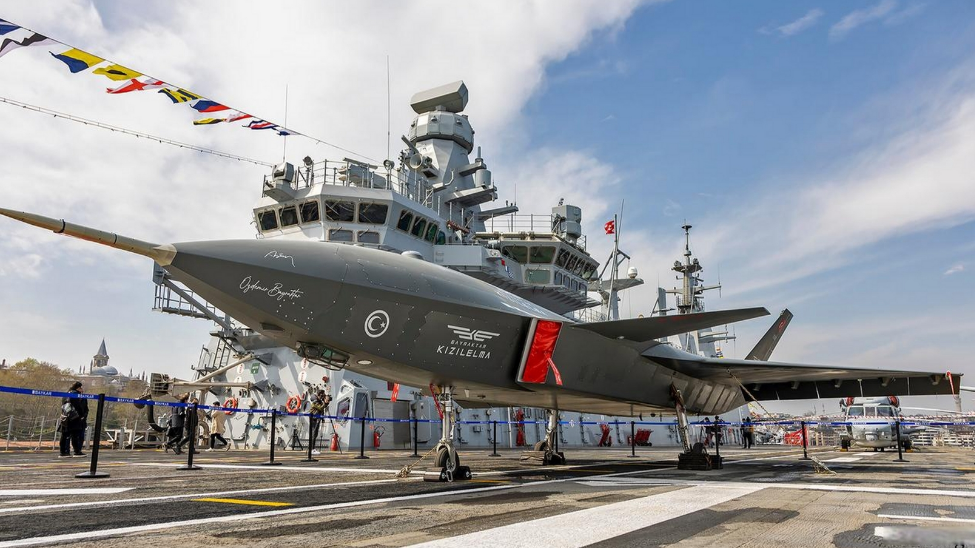 虽然日本刚刚重新获得了舰载战斗机，但是土耳其“航母”甲板上停满无人机的场面依旧诱人。