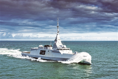 法国“罗纳克海军上将”号护卫舰进行海试。