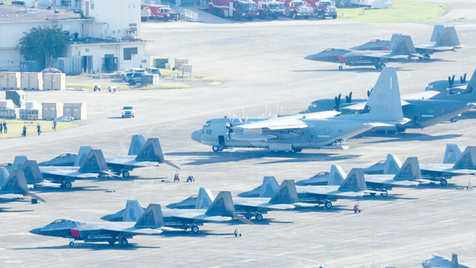多型美国军机停在波多黎各一处军事基地停机坪的资料照片