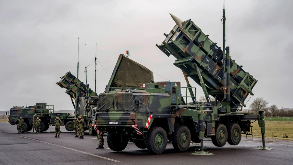 乌克兰防长费多罗夫与北约驻乌克兰高级代表帕特里克·特纳和北约乌克兰安全与培训特别代表团负责人、美国陆军中将柯蒂斯·巴扎德等达成一致，将加强乌军防空力量，使用“爱国者”防空系统、F-16战机和“海马斯”高机动性火箭炮系统等关键合作优先事项达成了一致。